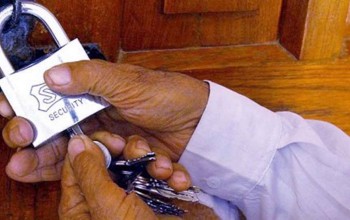 कञ्चनपुरको पुनर्वास नगरपालिका वडा नम्बर ८ को कार्यालयमा तालाबन्दी